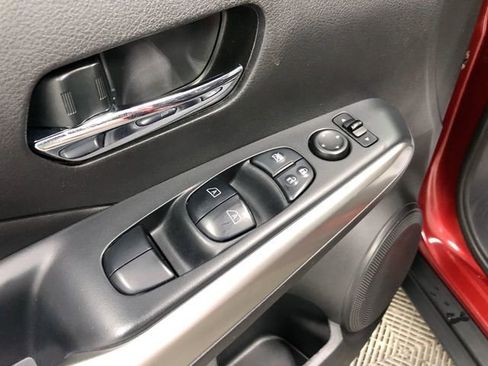 Used 2018 Nissan Kicks SR w/ Premium Package FWD image 13