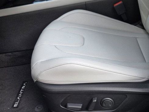 New 2025 Hyundai Elantra Limited image 18