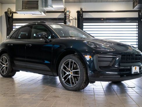 Certified 2022 Porsche Macan image 7