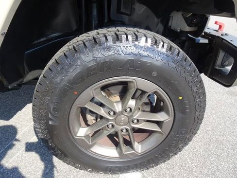 Used 2016 Jeep Wrangler Unlimited Sahara image 28