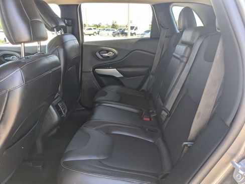 Used 2018 Jeep Cherokee Latitude Plus w/ Comfort/Convenience Group FWD image 16