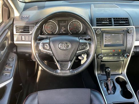 Used 2016 Toyota Camry SE image 6
