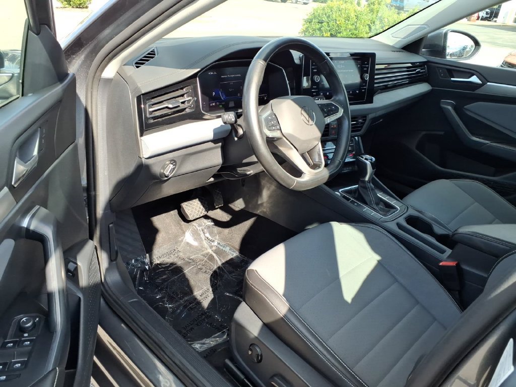 Used 2025 Volkswagen Jetta SE FWD image 10