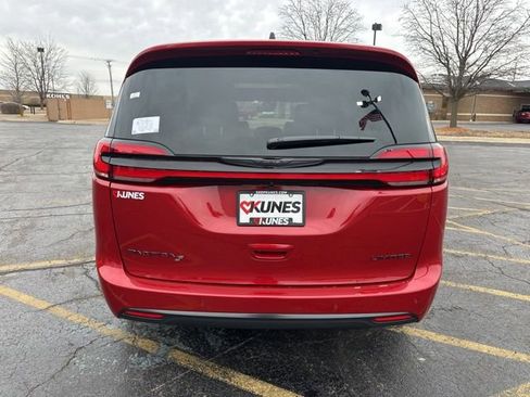 New 2026 Chrysler Pacifica Limited image 13