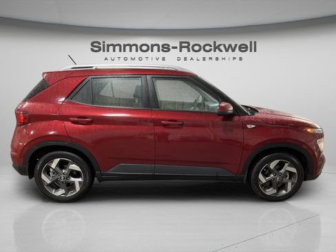 Used 2024 Hyundai Venue SEL image 4