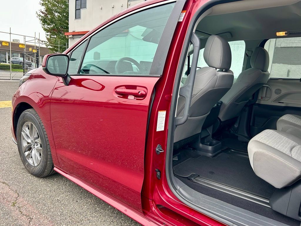 Certified 2024 Toyota Sienna LE AWD/4WD image 11