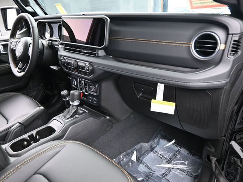 Used 2024 Jeep Gladiator Sport w/ Premium Package image 43