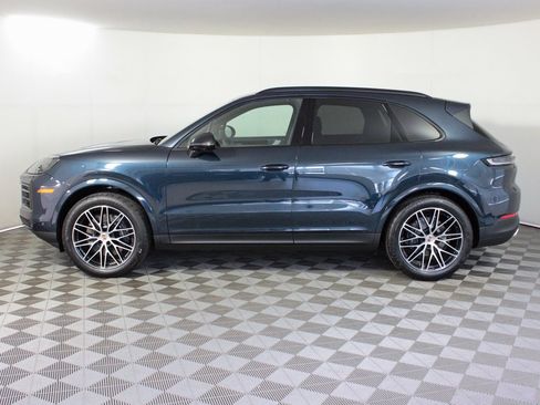 Certified 2025 Porsche Cayenne image 2
