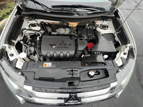 Used 2017 Mitsubishi Outlander SEL AWD/4WD image 29