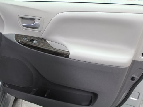 Used 2019 Toyota Sienna XLE image 28