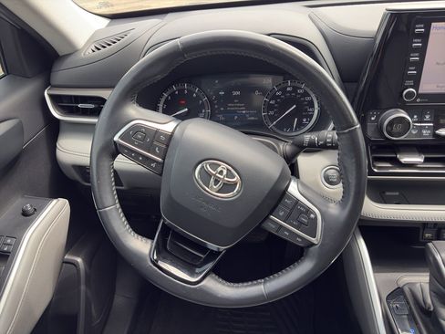 Used 2020 Toyota Highlander XLE FWD image 13