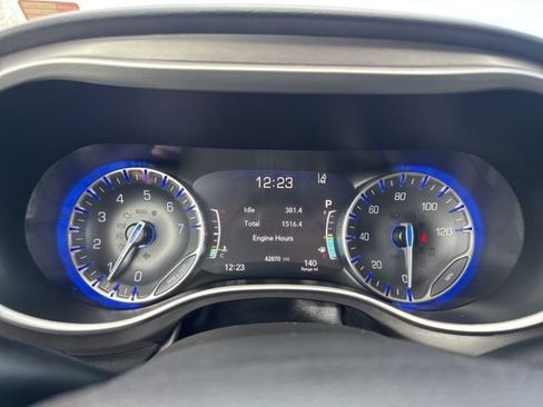 Used 2024 Chrysler Pacifica Touring-L image 12