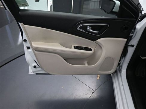 Used 2016 Chrysler 200 Limited image 17