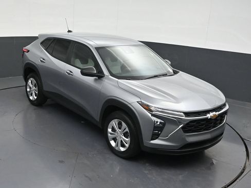 Used 2024 Chevrolet Trax LS w/ Driver Confidence Package FWD image 21