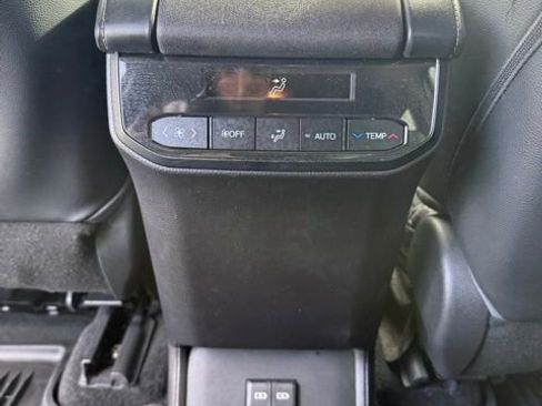 Used 2023 Toyota Highlander XLE image 39
