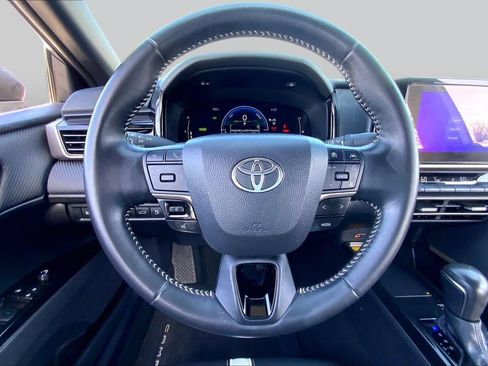 Used 2025 Toyota Camry SE w/ Convenience Package FWD image 6