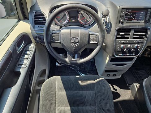 Used 2019 Dodge Grand Caravan SE FWD image 9