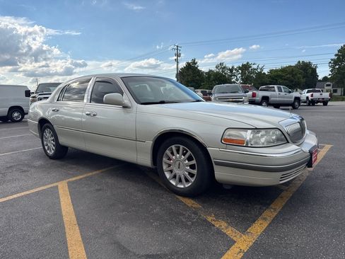 Used 2006 Lincoln Town Car Signature RWD image 4