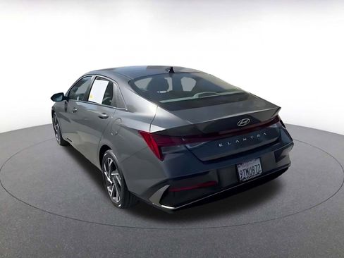 Used 2025 Hyundai Elantra SEL image 11