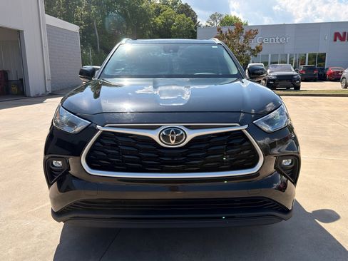 Used 2023 Toyota Highlander XLE image 8