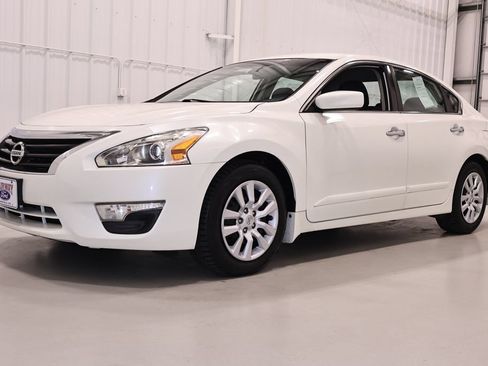 Used 2015 Nissan Altima 2.5 S w/ Power Driver Seat Package FWD image 5
