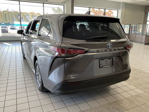 Used 2021 Toyota Sienna XLE image 5