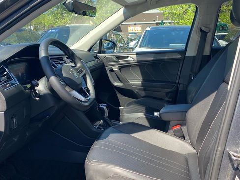 Certified 2022 Volkswagen Tiguan SE w/ Panoramic Sunroof Package image 11