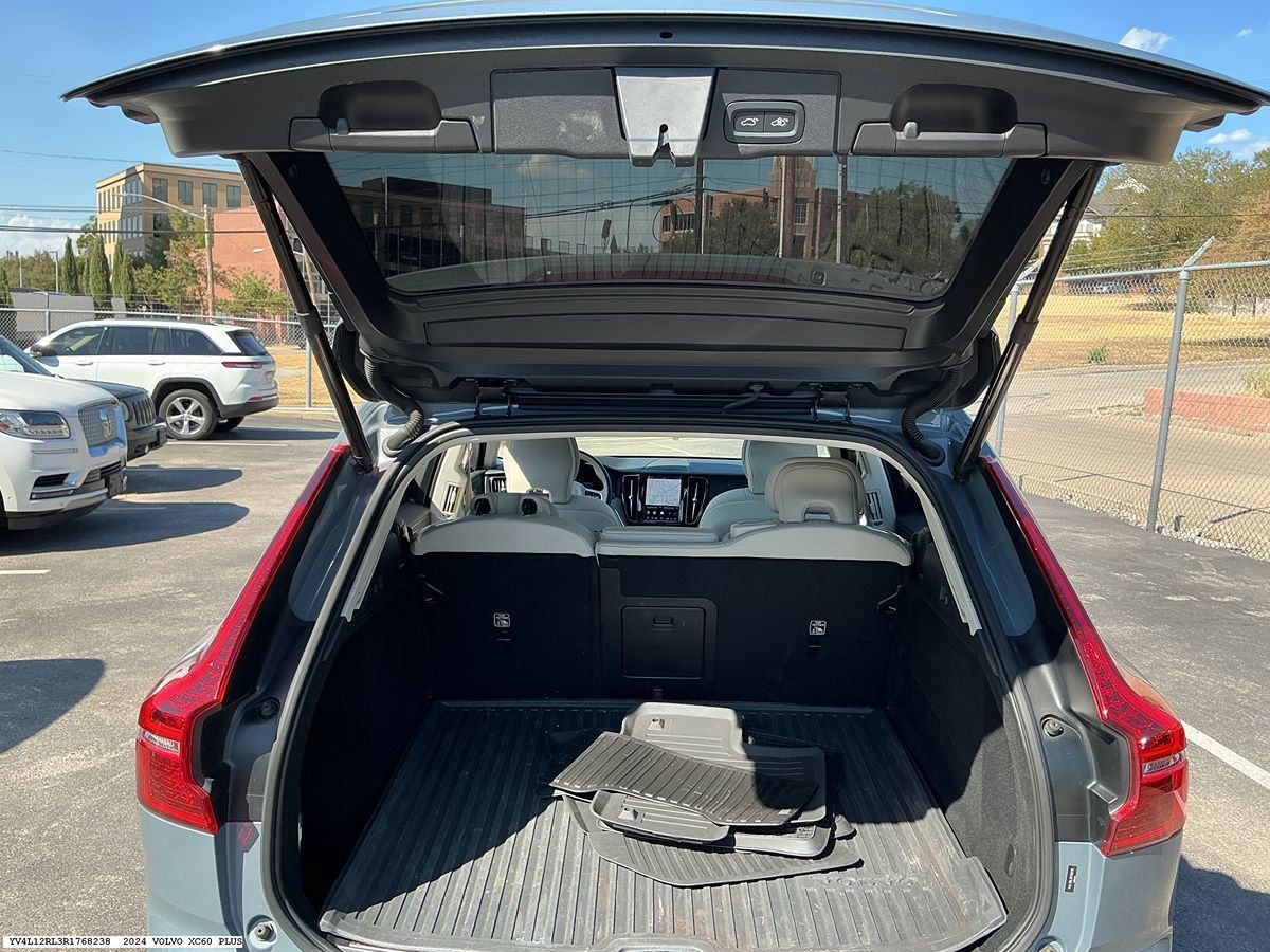 Used 2024 Volvo XC60 B5 Plus w/ Protection Package Premier AWD/4WD image 10