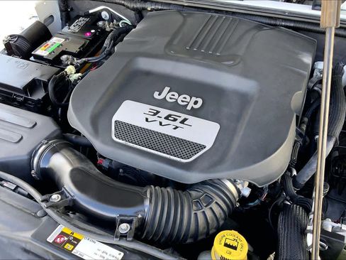 Used 2013 Jeep Wrangler Unlimited Sahara w/ Connectivity Group AWD/4WD image 28