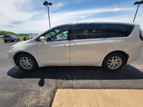 Used 2021 Chrysler Pacifica Touring-L FWD image 5
