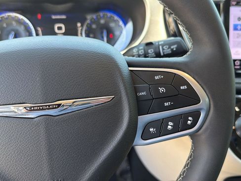 Used 2024 Chrysler Pacifica Touring-L FWD image 20