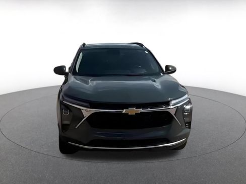 Used 2025 Chevrolet Trax LT w/ LT Convenience Package FWD image 3