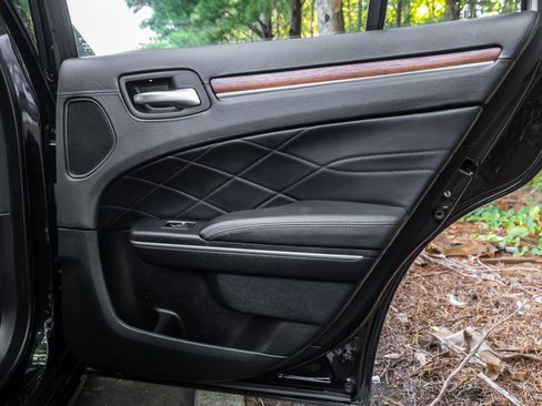 Used 2016 Chrysler 300 C Platinum RWD image 32