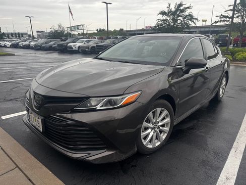 Used 2018 Toyota Camry LE FWD image 3