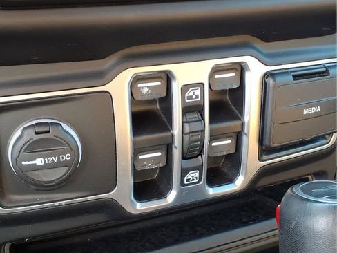 Used 2020 Jeep Gladiator Overland w/ Cold Weather Group image 19