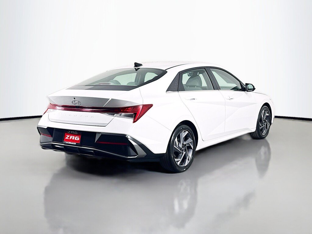 Used 2025 Hyundai Elantra SEL FWD image 5