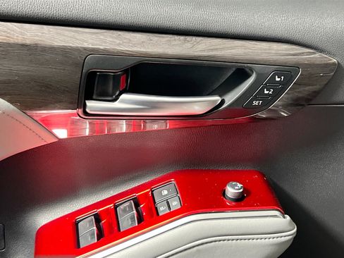Used 2023 Toyota Highlander Platinum FWD image 16