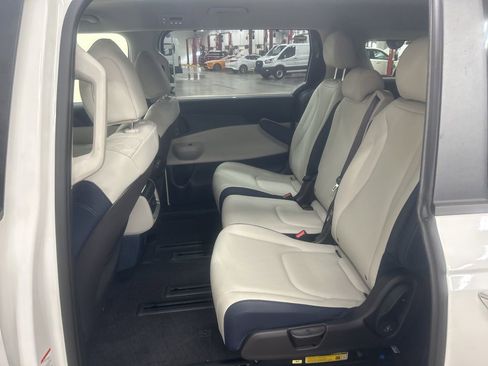 New 2026 Kia Carnival EX image 24