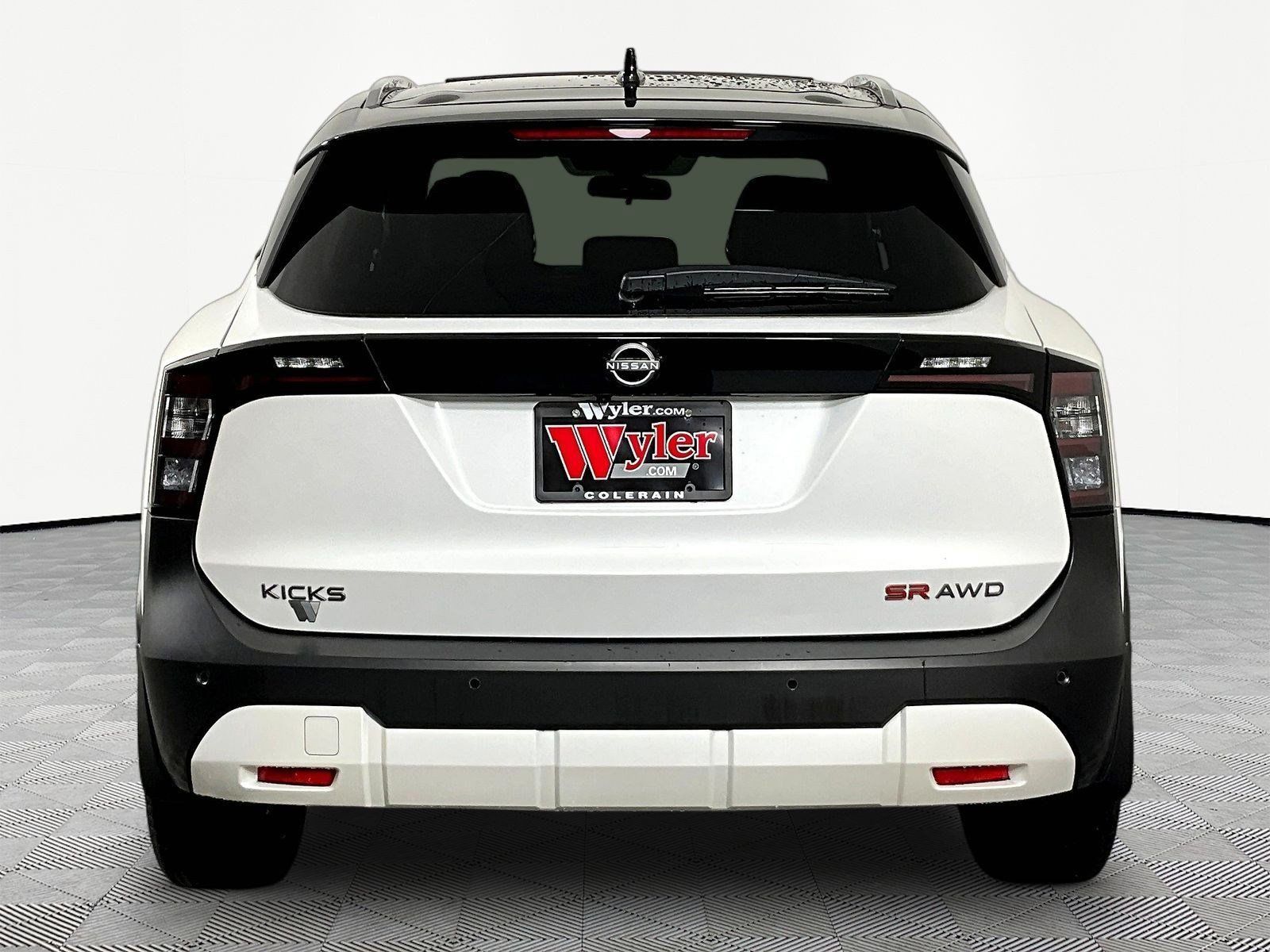 Used 2025 Nissan Kicks SR w/ SR Premium Package AWD/4WD image 5