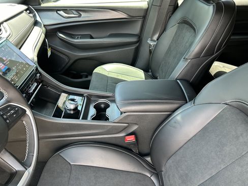 New 2025 Jeep Grand Cherokee L Altitude image 18