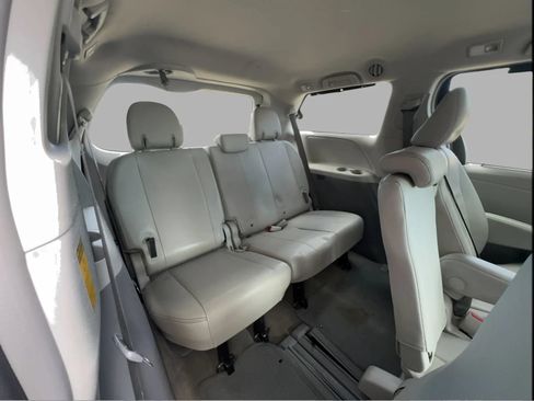 Used 2014 Toyota Sienna XLE FWD image 44