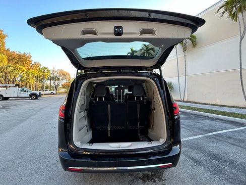 Certified 2023 Chrysler Pacifica Touring-L FWD image 39
