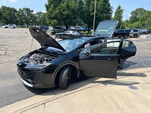 Used 2025 Toyota Prius Plug-In Hybrid FWD image 11
