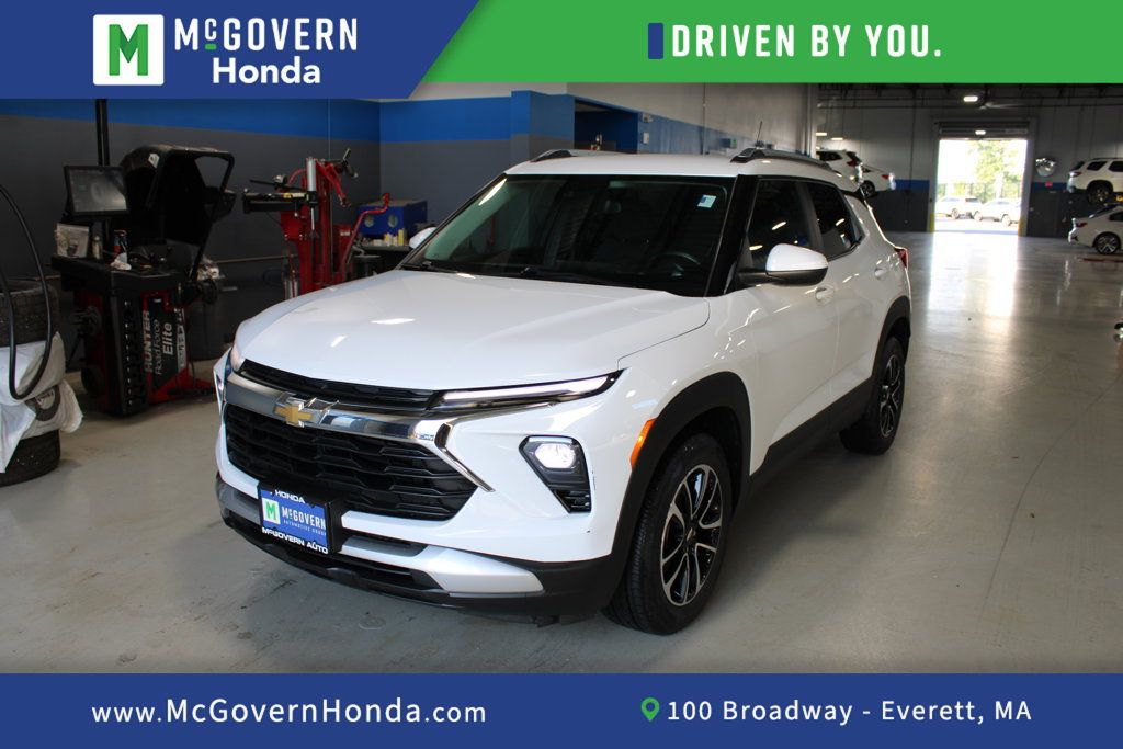 Used 2025 Chevrolet TrailBlazer LT w/ LT Cold Weather Package FWD image 1