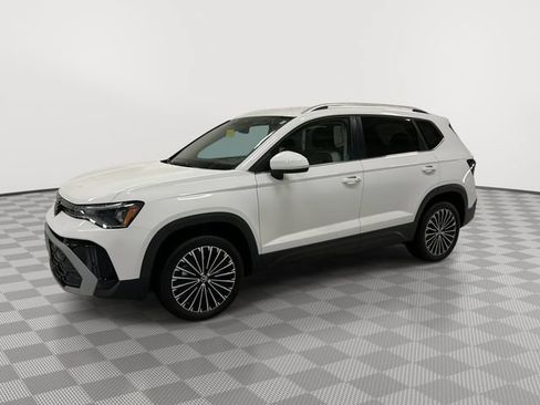 Used 2025 Volkswagen Taos SE FWD image 7