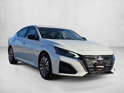 Used 2025 Nissan Altima 2.5 SV image 3