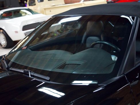 Used 2005 Chevrolet Corvette Convertible w/ Preferred Equipment Group image 37