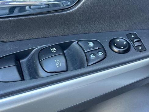 Used 2020 Nissan Kicks SR w/ SR Premium Package FWD image 13