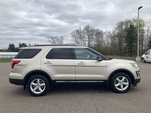Used 2017 Ford Explorer XLT w/ Equipment Group 202A AWD/4WD image 27