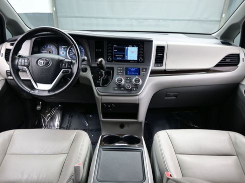 Used 2020 Toyota Sienna XLE w/ XLE Navigation Package AWD/4WD image 18